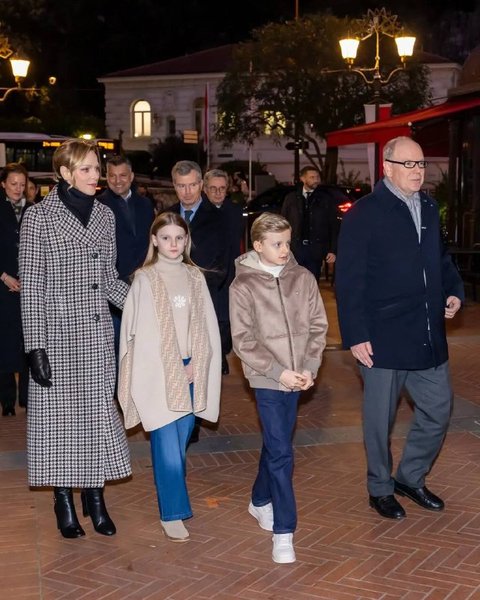 Князь Монако з дружиною і дітьми Князь Монако з дружиною і дітьми